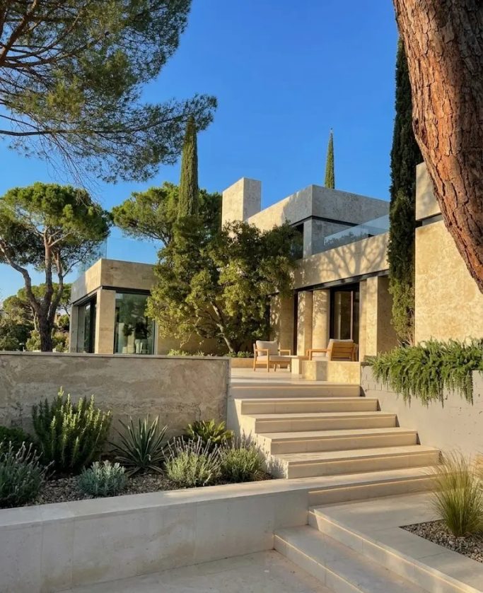 Rehabilitación de fachada con revestimiento de piedra natural en chalet de lujo en Madrid por Valandecor.