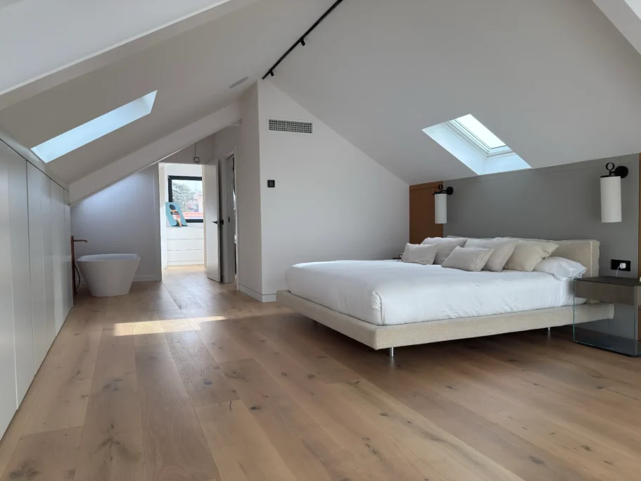 Reforma de dormitorio principal en Madrid. Espacio cálido y moderno por Valandecor.