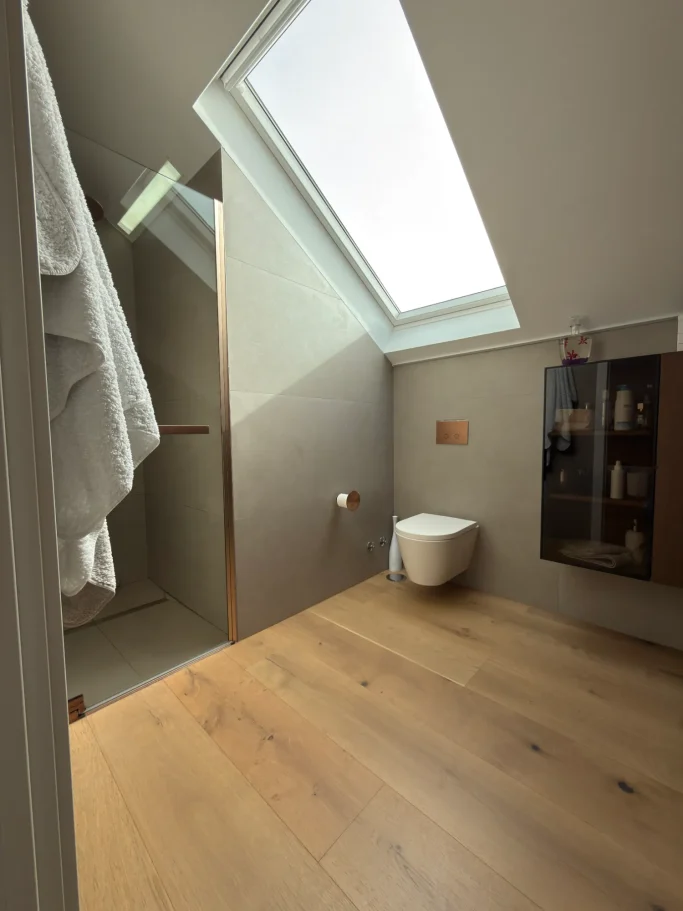 Reforma de baño en Madrid con plato de ducha, mampara y acabados premium por Valandecor.