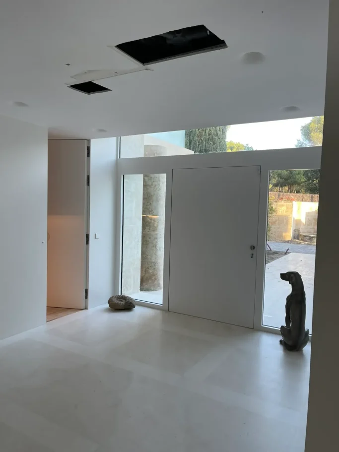 Puerta de entrada de seguridad a medida en chalet de diseño en la Comunidad de Madrid.