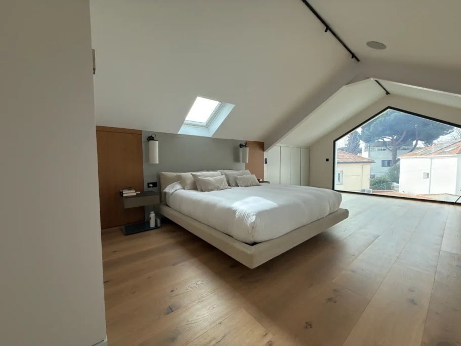 Reforma de dormitorio principal en Madrid. Espacio cálido y moderno por Valandecor.