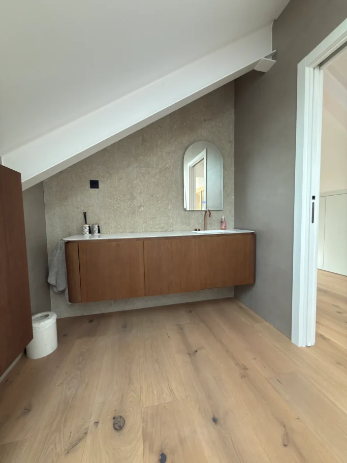 Reforma de baño en Madrid con mueble y acabados premium por Valandecor.