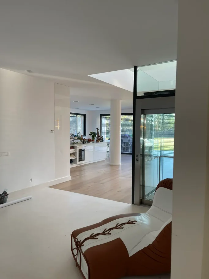 Reforma de cocina amplia y abierta con isla central y muebles de cocina de alta gama en Madrid.