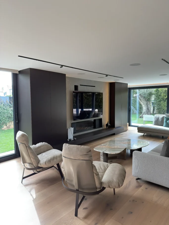 Diseño e instalación de mueble de salón a medida. Carpintería en Madrid por Valandecor.