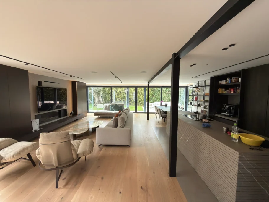 Reforma integral de salón moderno y luminoso en Madrid. Diseño de interiores Valandecor.