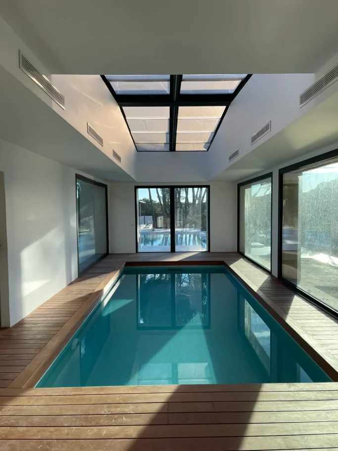 Proyecto de piscina interior climatizada con iluminación LED en sótano de residencia unifamiliar.